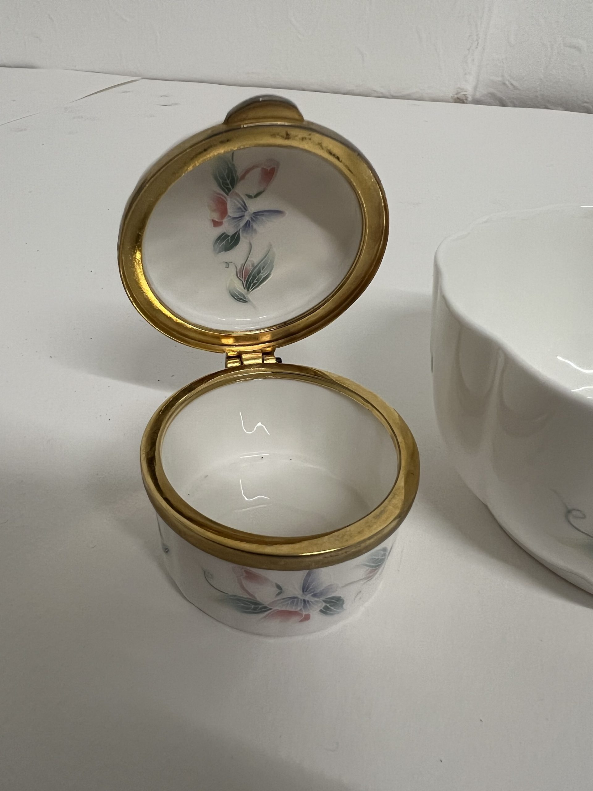 Aynsley “Little Sweetheart” Bone China Dressing Table Set – Trinket Pots & Bowl - Image 3