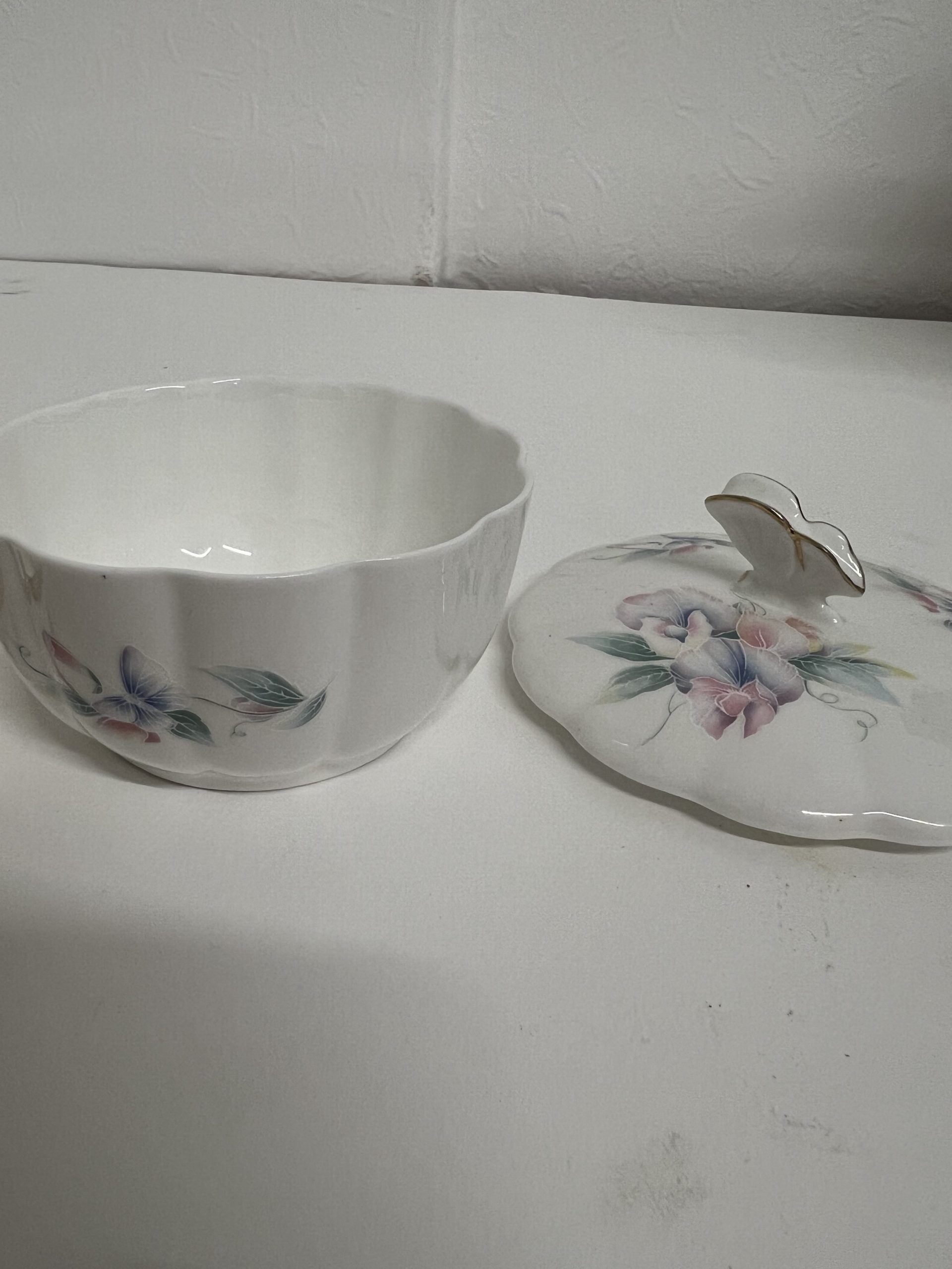 Aynsley “Little Sweetheart” Bone China Dressing Table Set – Trinket Pots & Bowl - Image 2