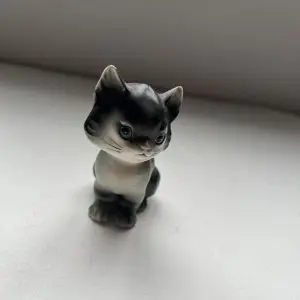 Vintage Japan Kitten Figurine – Blue Eyes – “Foreign” Mark – Ceramic Cat