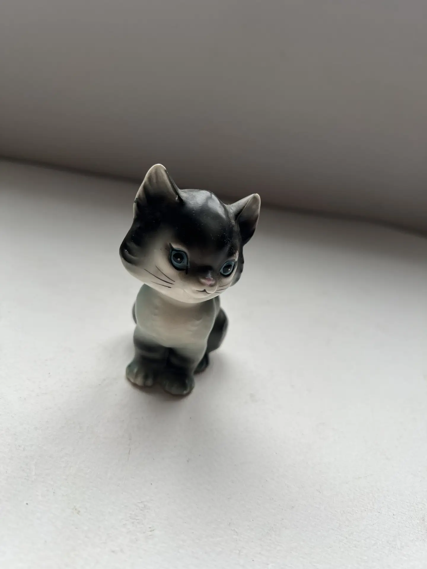 Vintage Japan Kitten Figurine – Blue Eyes – “Foreign” Mark – Ceramic Cat