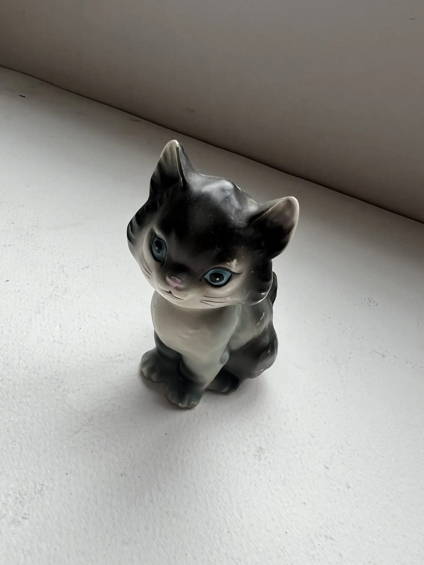Vintage Japan Kitten Figurine – Blue Eyes – “Foreign” Mark – Ceramic Cat - Image 2